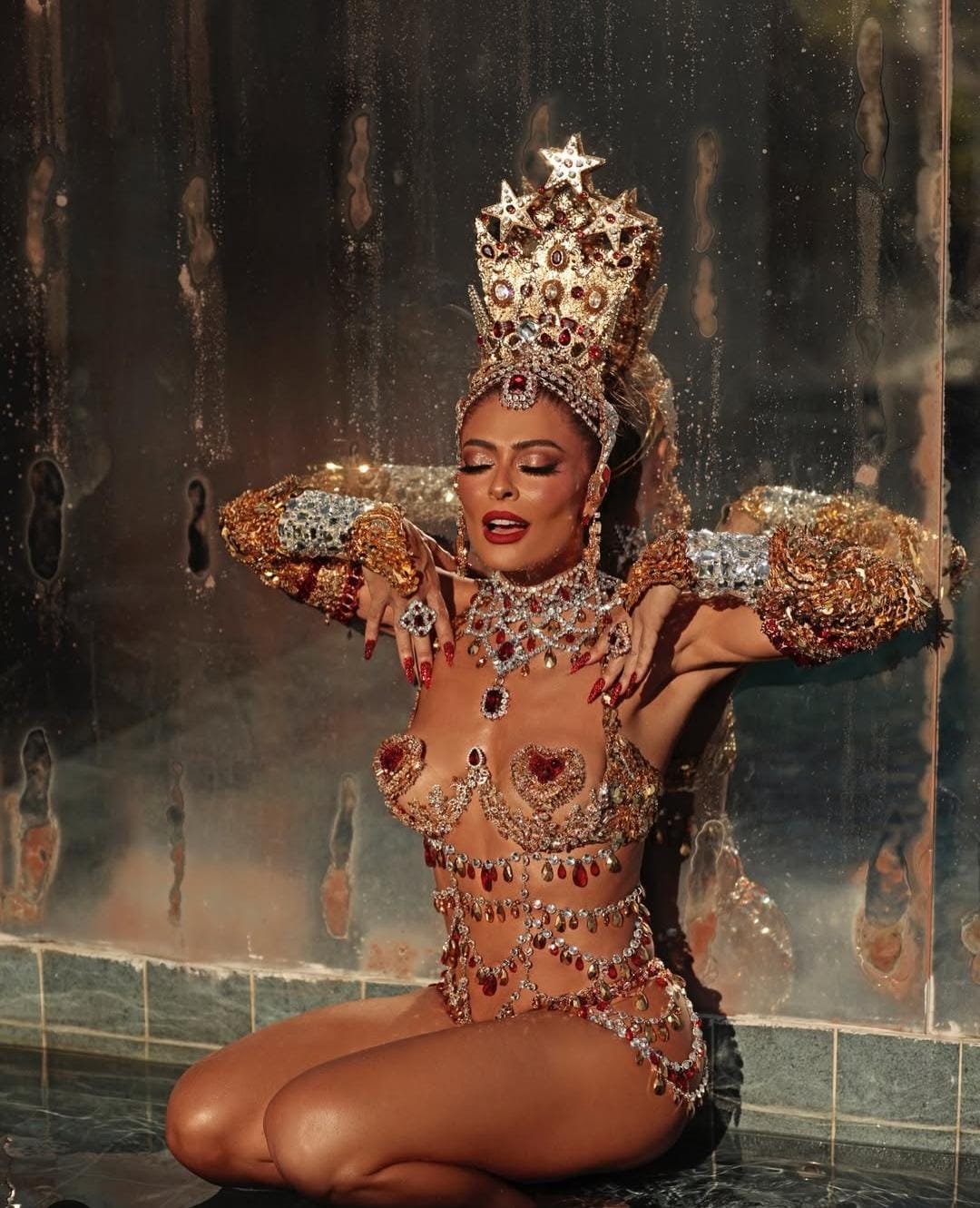 Parceria inédita leva Dolce & Gabbana ao samba com Juliana Paes na Sapucaí Parceria inédita leva Dolce & Gabbana ao samba com Juliana Paes na Sapucaí