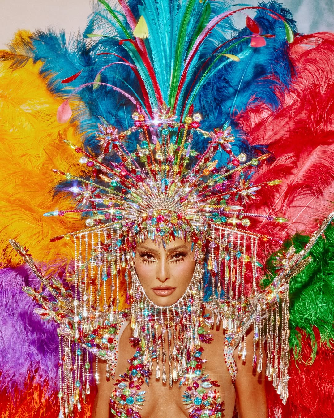 Sabrina Sato surge como “Aquarela de Heitor dos Prazeres” e transforma desfile da Vila Isabel na Sapucaí em obra de arte