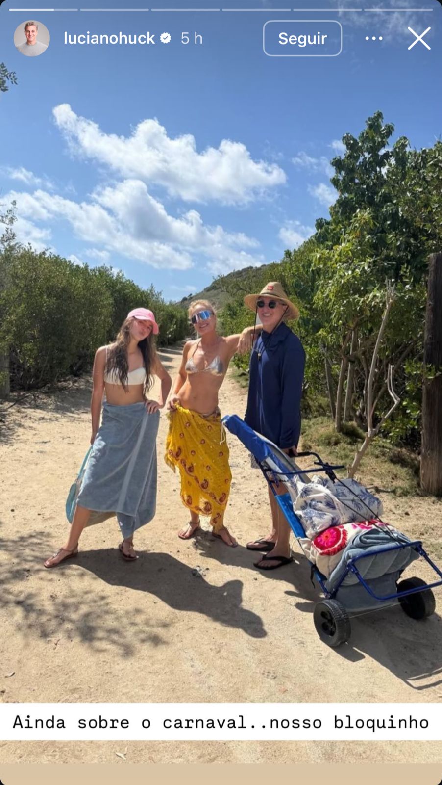 Angélica e seus filhos, com roupas de banho, indo para a praia