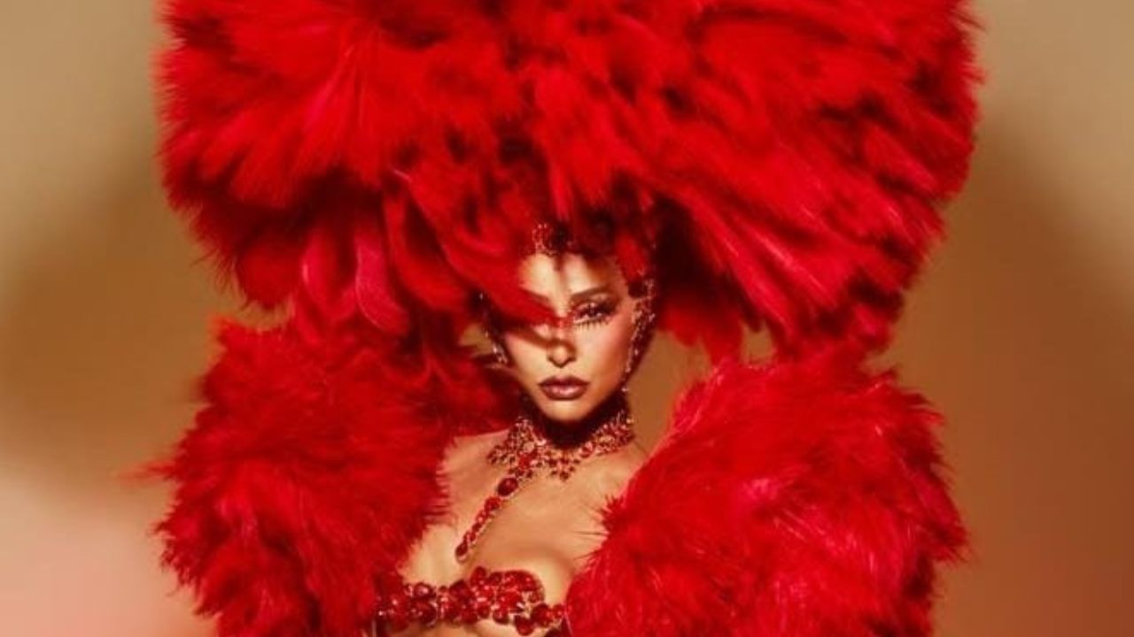 Com plumas e brilho, Sabrina Sato transforma chegada ao Rio em espetáculo