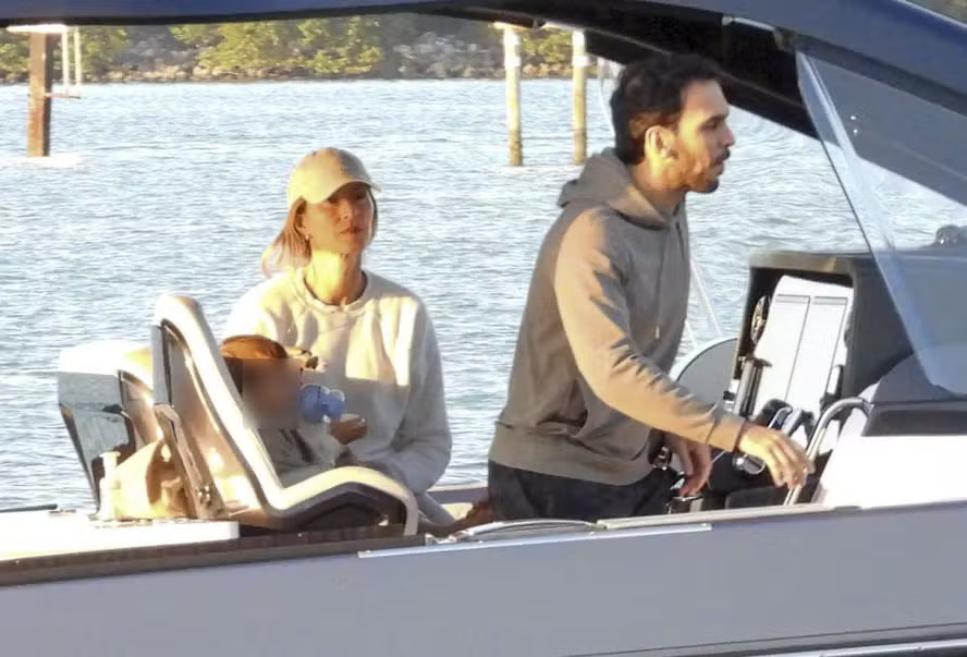 Gisele Bündchen aproveita passeio de barco em família A supermodelo e empresária brasileira Gisele Bündchen, ao lado dela, seu filho caçula River, e seu marido Joaquim Valente