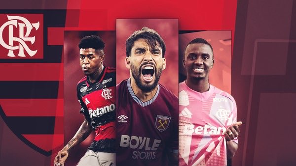 Arte do Lucas Paquetá com o uniforme do West Ham, Vitão e Andrew com o uniforme do Flamengo em destaque. Lucas Paquetá é um homem branco, de cabelos escuros e usa barba cheia. ele está no centro da imagem. Andrew está à direita e é um homem negro, de cabelos curtos e sem barba. Vitão está à esquerda e é um homem negro, de cabelos crespos cheios no topo da cabeça e raspado do lado e sem barba.