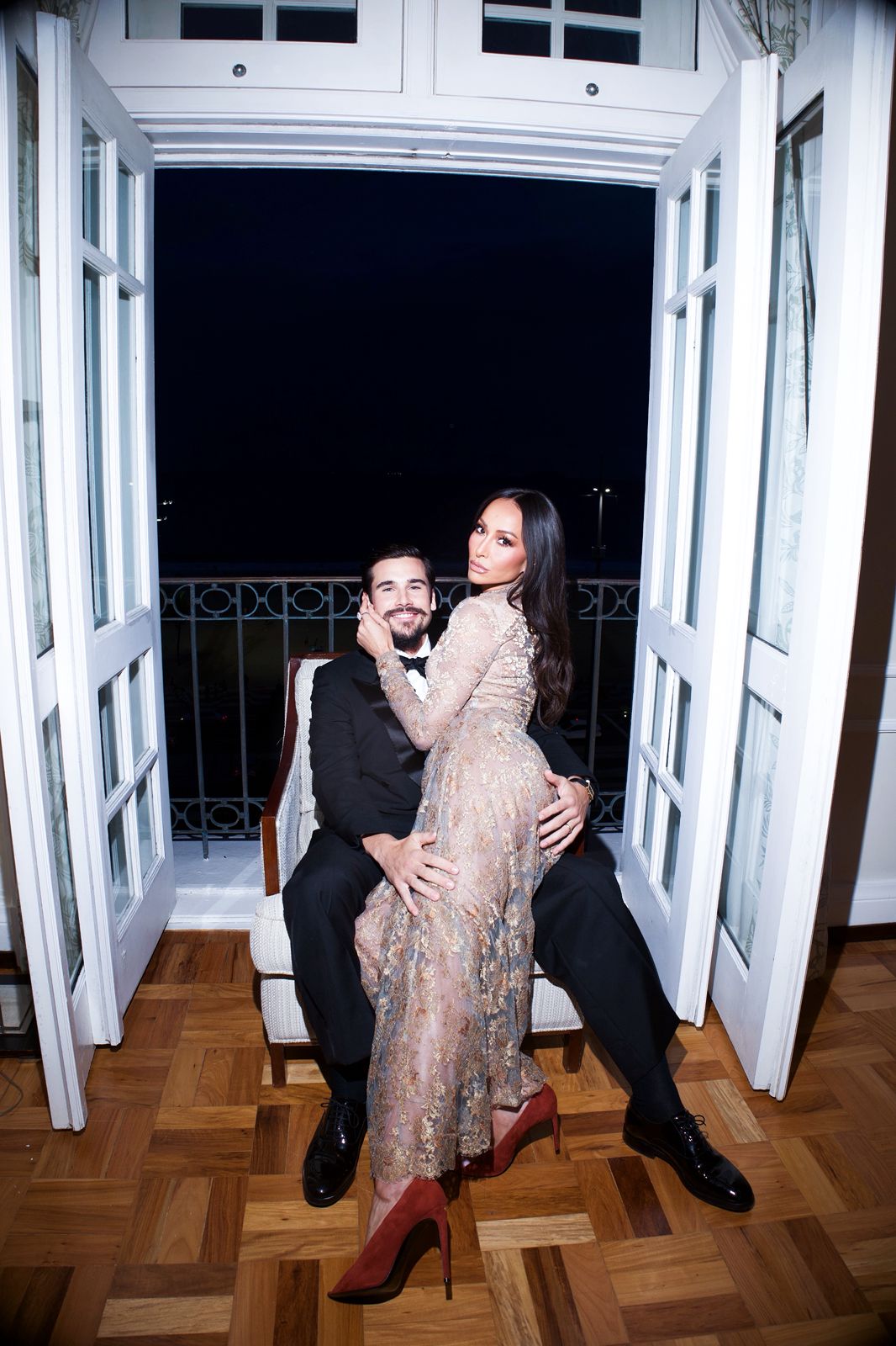 Nicolas Prattes surge de smoking no Golden Globes Tribute Gala Brazil ao lado de Sabrina Sato