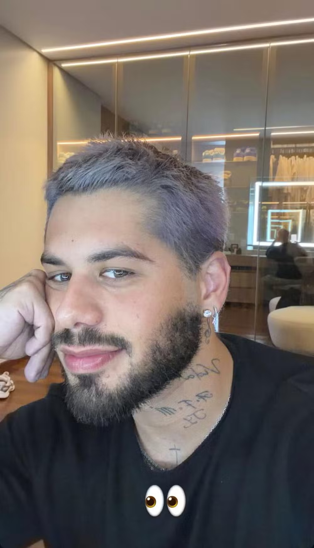 Novo visual de Zé Felipe chama atenção nas redes sociais José Felipe Rocha Costa, mais conhecido como Zé Felipe, é um cantor, compositor e empresário brasileiro; o cantor mudou o visual