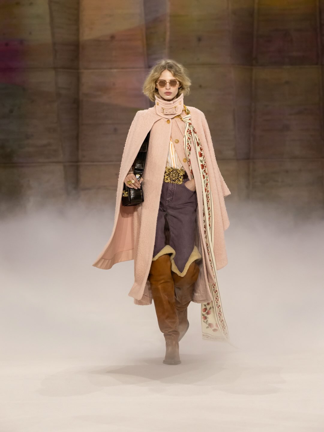 Chloé apresenta coleção marcada por espírito livre e feminilidade solar na Paris Fashion Week Chloé apresenta coleção marcada por espírito livre e feminilidade solar na Paris Fashion Week