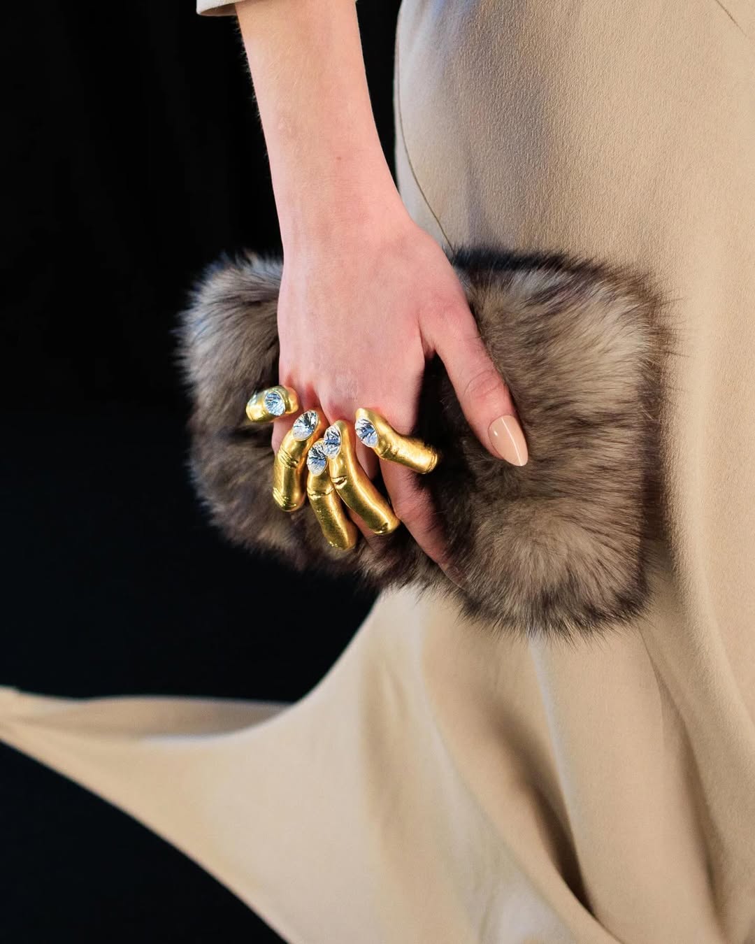 Desfile da Schiaparelli na Paris Fashion Week explora tensão entre tradição e imaginação Desfile da Schiaparelli na Paris Fashion Week explora tensão entre tradição e imaginação