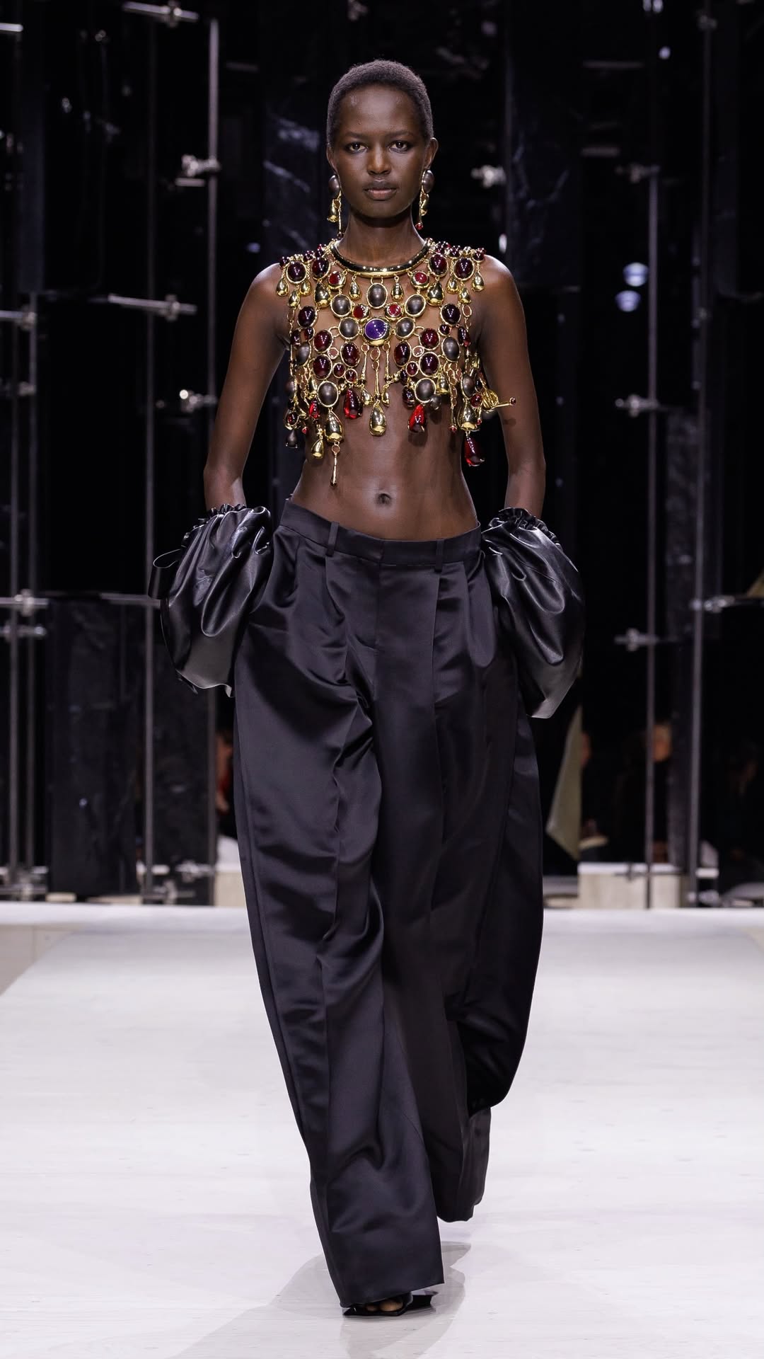 Givenchy celebra a pluralidade feminina na Semana de Moda de Paris