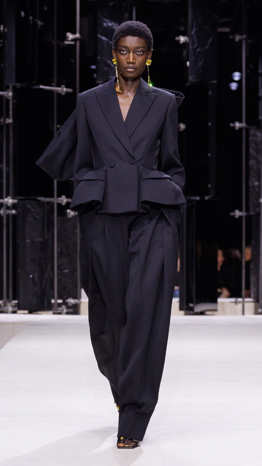 Givenchy celebra a pluralidade feminina na Semana de Moda de Paris
