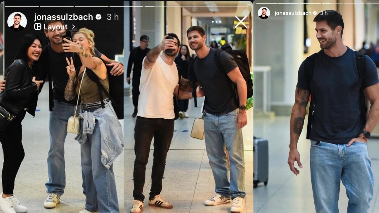 A imagem é uma montagem composta por três fotos lado a lado, mostrando Jonas Sulzbach interagindo com fãs em um aeroporto. Na primeira foto, à esquerda, Jonas está sorrindo enquanto posa para uma selfie com duas mulheres. Uma delas segura o celular e faz sinal de paz com os dedos. Todos parecem animados e próximos, demonstrando um momento descontraído. Na imagem central, Jonas aparece ao lado de um homem que também tira uma selfie. O ex-BBB mantém um sorriso leve e se inclina um pouco em direção ao fã, facilitando o enquadramento da foto. O ambiente ao redor mostra o interior do aeroporto, com piso claro e pessoas circulando ao fundo. Nas três imagens, Jonas veste camiseta escura, calça jeans clara e tênis, com visual casual.