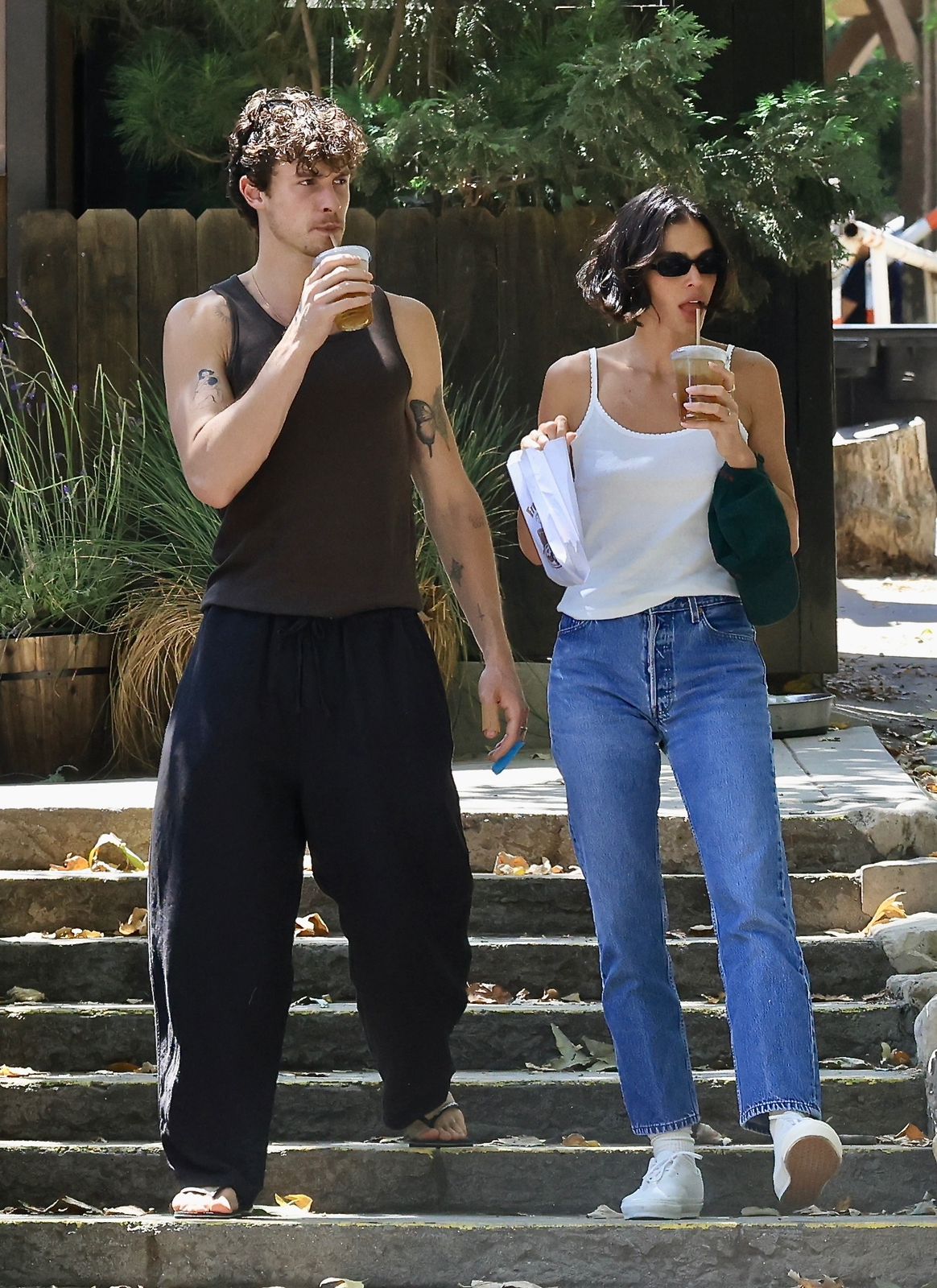 Bruna Marquezine e Shawn Mendes tem momento descontraído em passeio