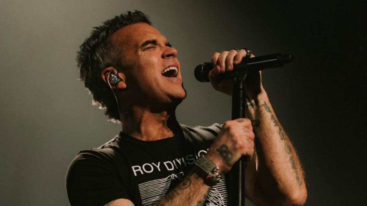 Robbie Williams desabafa sobre queda de cabelo e justifica vaidade: ‘Sou uma estrela pop’