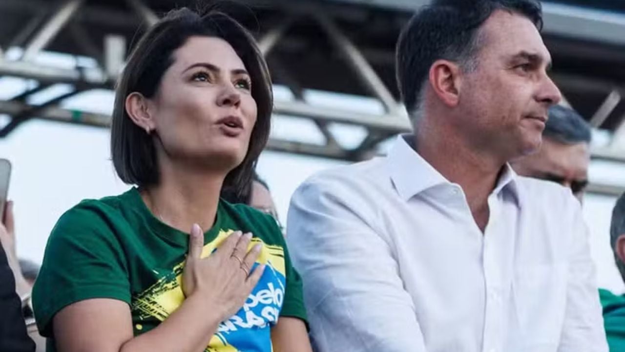 Michelle Bolsonaro relata a aliados que Flávio Bolsonaro deixou o país