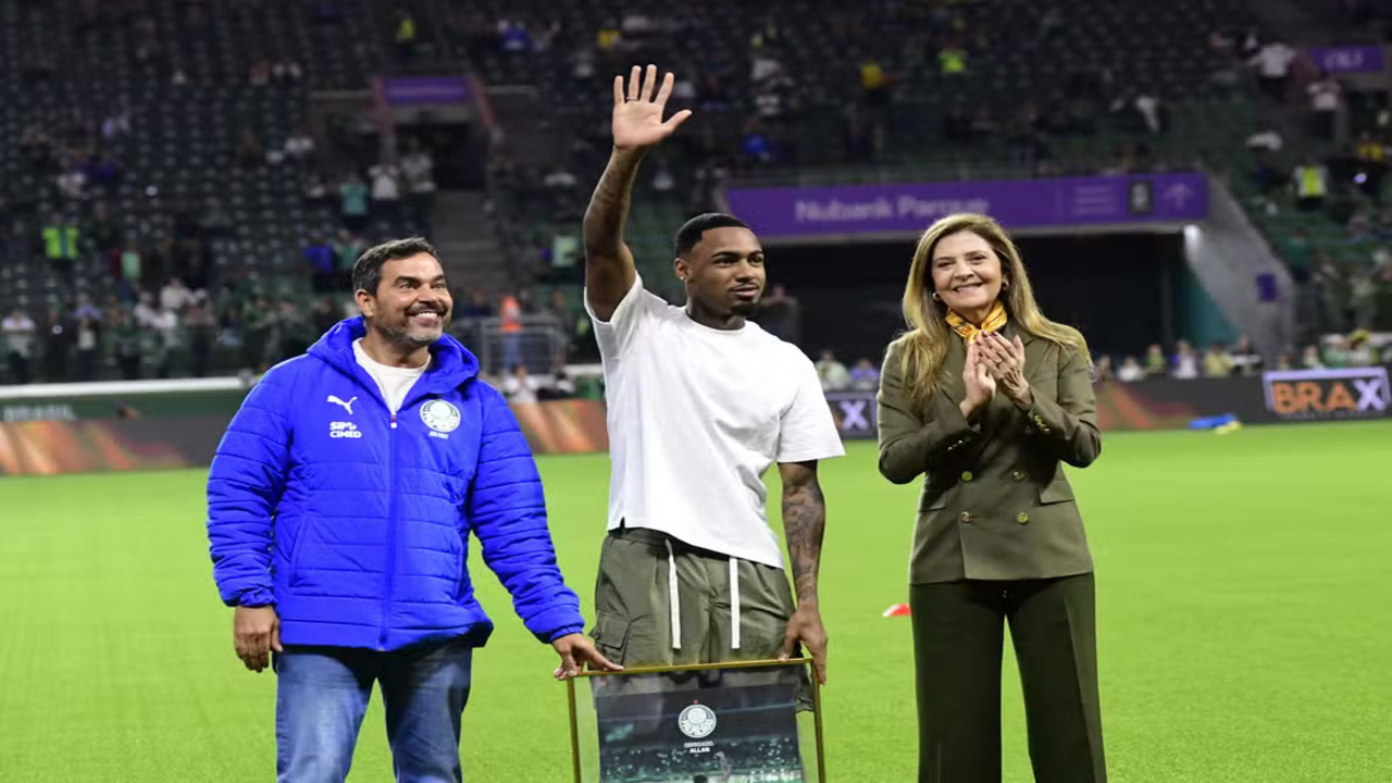 Allan recebe a homenagem das mãos de Leila Pereira e João Paulo Sampaio, do Palmeiras