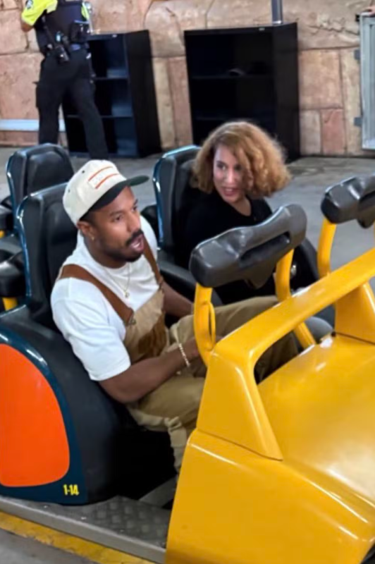 Michael B. Jordan aparece com cantora em parque de diversões e levanta suspeitas de novo affair