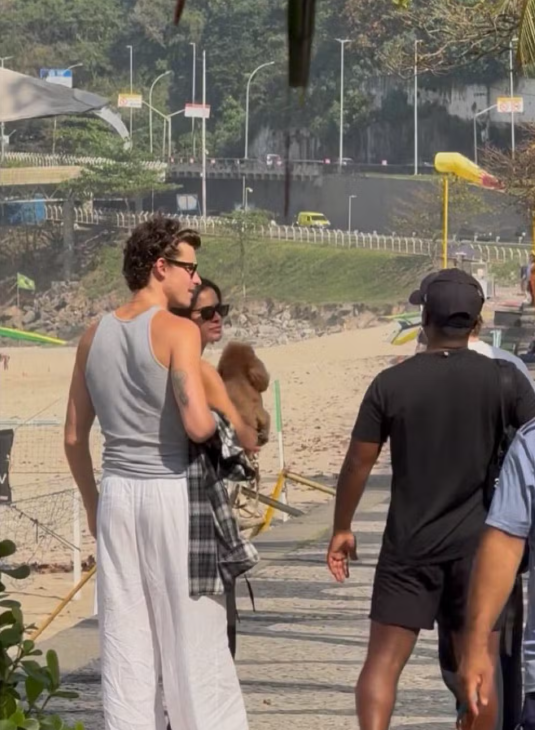 Shawn Mendes aproveita São Conrado com Bruna Marquezine no dia de seu aniversário
