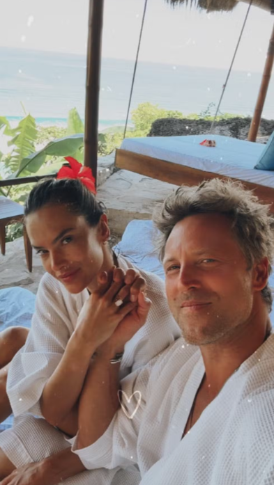 Alessandra Ambrósio conta por que escondeu noivado com Buck Palmer por 4 meses: “Guardando” Alessandra Ambrósio conta por que escondeu noivado com Buck Palmer por 4 meses: “Guardando”