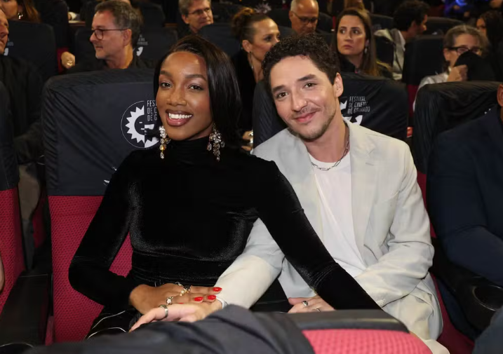 IZA troca beijos com João Vitor Silva durante abertura do Festival de Gramado