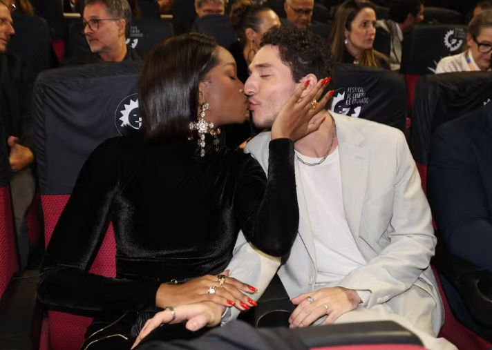 IZA troca beijos com João Vitor Silva durante abertura do Festival de Gramado