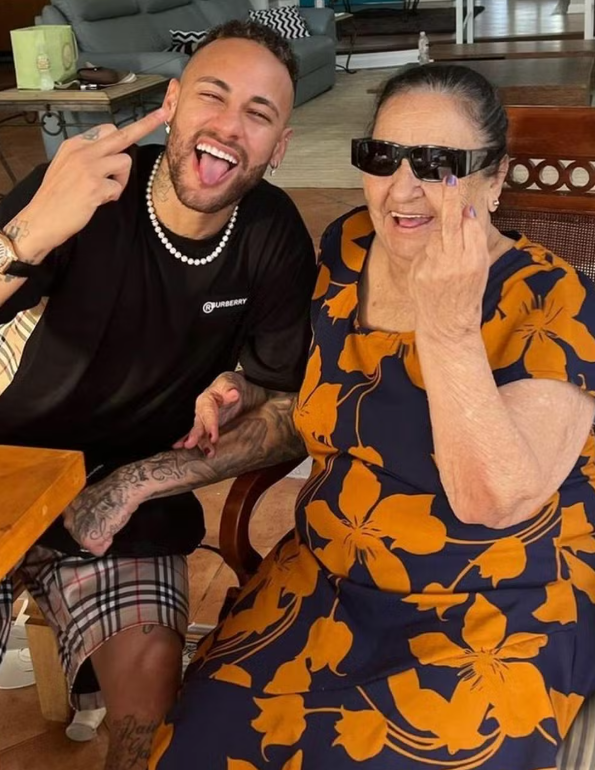 Neymar reúne a família para comemorar os 87 anos da avó Neymar reúne a família para comemorar os 87 anos da avó