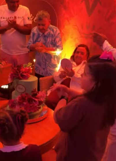 Neymar reúne a família para comemorar os 87 anos da avó Neymar reúne a família para comemorar os 87 anos da avó