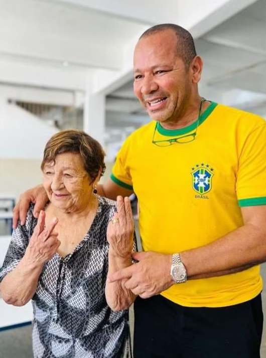 Neymar reúne a família para comemorar os 87 anos da avó Neymar reúne a família para comemorar os 87 anos da avó