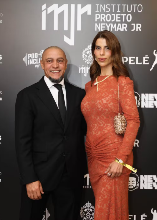 Roberto Carlos surpreende ao se converter ao islã após casamento com empresária de origem marroquina