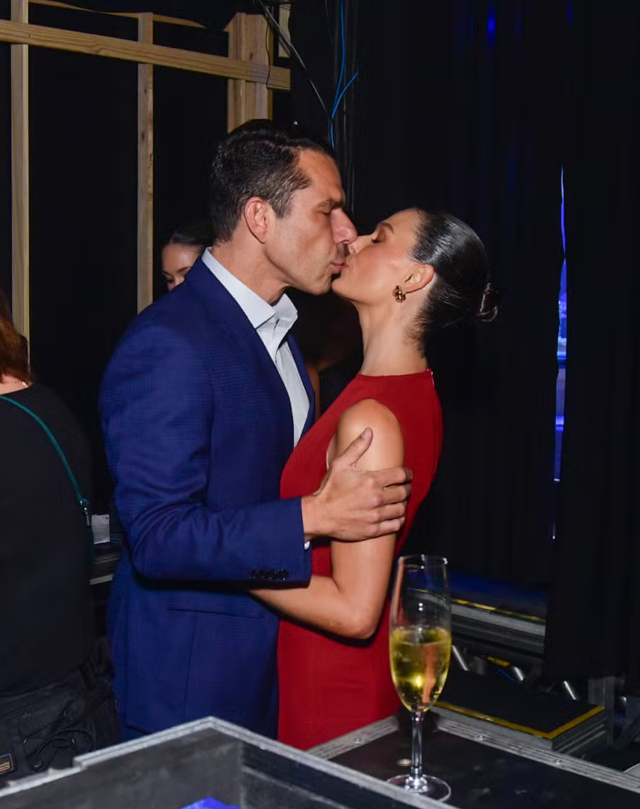 Isis Valverde e Marcus Buaiz trocam beijos em noite de evento em São Paulo