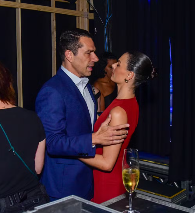 Isis Valverde e Marcus Buaiz trocam beijos em noite de evento em São Paulo