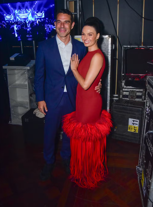 Isis Valverde e Marcus Buaiz trocam beijos em noite de evento em São Paulo