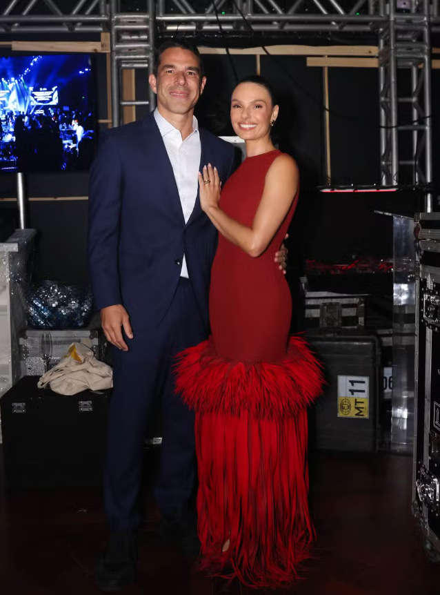 Isis Valverde e Marcus Buaiz trocam beijos em noite de evento em São Paulo