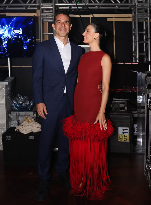 Isis Valverde e Marcus Buaiz trocam beijos em noite de evento em São Paulo
