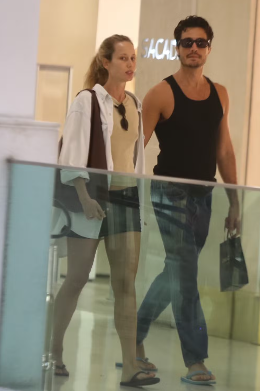 Tiago Iorc passeia com namorada misteriosa em shopping no Leblon