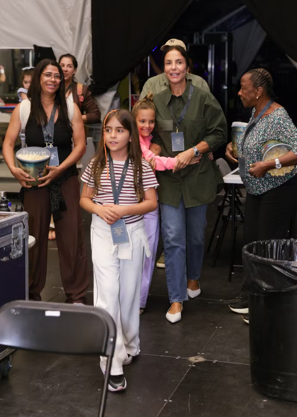 Ivete Sangalo curte Cirque du Soleil com as filhas, Marina e Helena