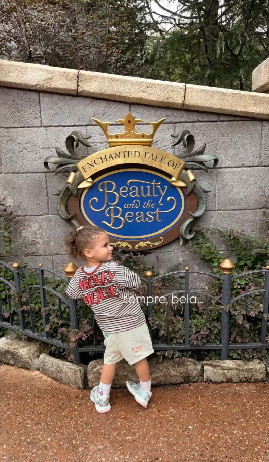 Amanda Kimberlly compartilha fotos da 1ª viagem de Helena, filha de Neymar, à Disney
