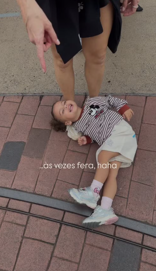 Amanda Kimberlly compartilha fotos da 1ª viagem de Helena, filha de Neymar, à Disney