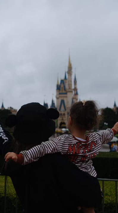 Amanda Kimberlly compartilha fotos da 1ª viagem de Helena, filha de Neymar, à Disney