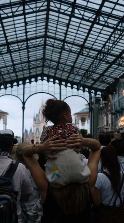 Amanda Kimberlly compartilha fotos da 1ª viagem de Helena, filha de Neymar, à Disney