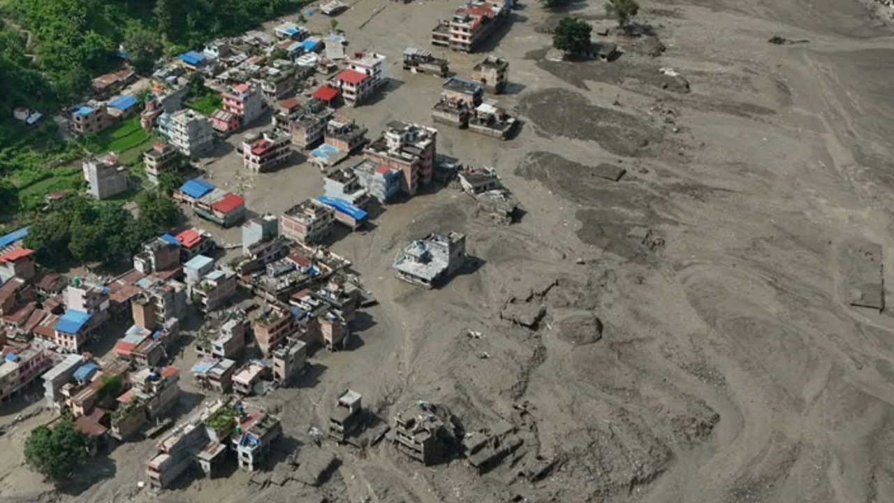 Casas destruídas no Nepal. | Reprodução/Instagram/@weatherchannel