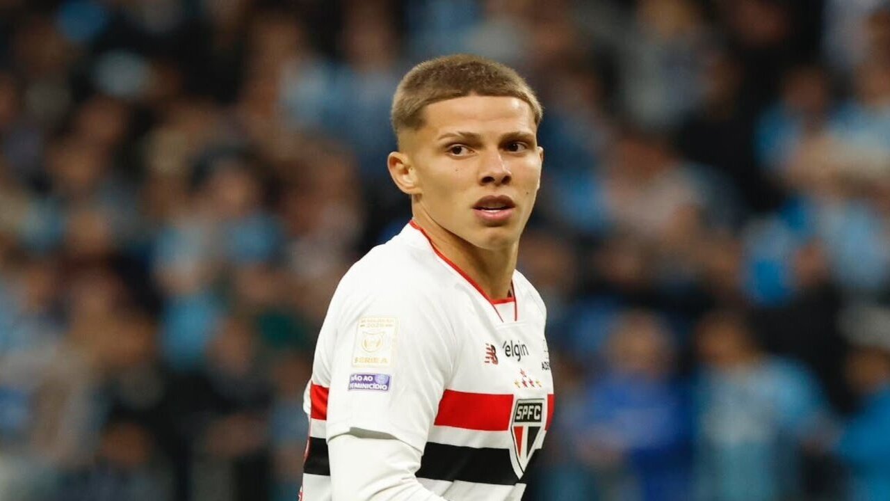 O jovem Gustavo Santana atuou por alguns minutos no duelo contra o Grêmio.