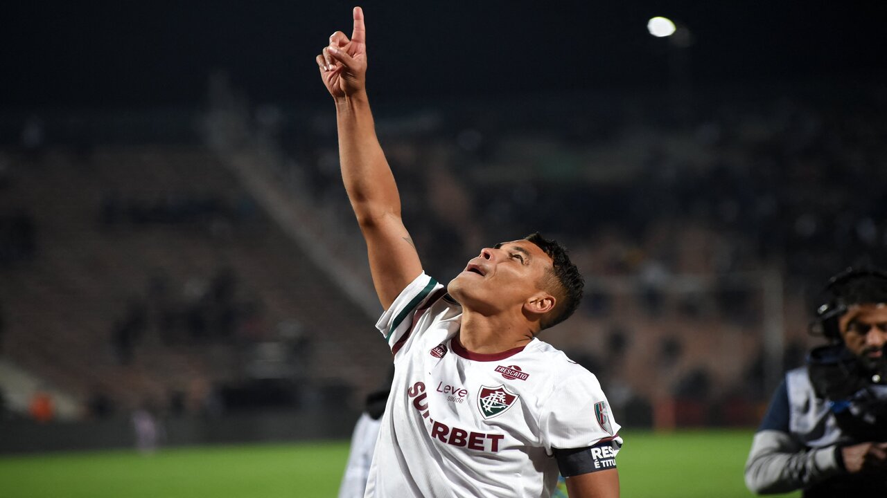 Fluminense avança na Libertadores e reacende esperança na temporada Thiago Silva comemorando a classificação