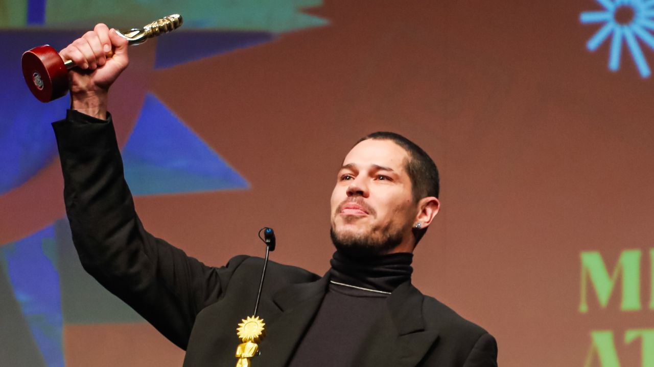 José Loreto não larga troféu de Gramado e leva prêmio para rotina