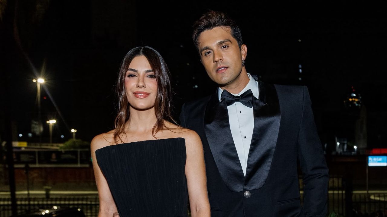 Luan Santana celebra carreira de sucesso ao lado da esposa em noite de gala