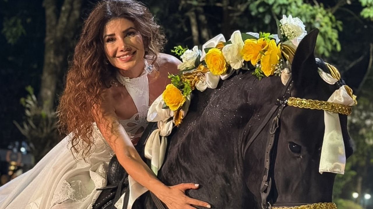 Paula Fernandes comemora aniversário em Barretos com look transparente e homenagem dos fãs