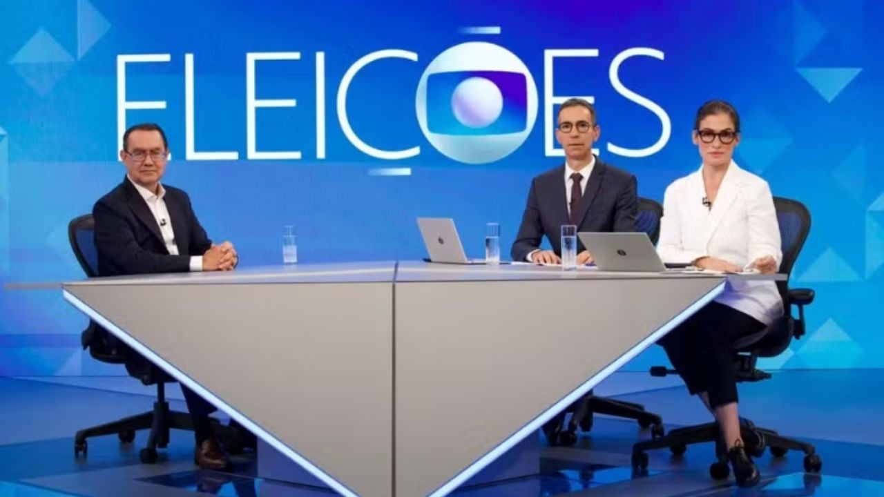 Augusto Cury na bancada para entrevista com Renata Vasconcellos e César Tralli — Foto: Manoella Mello/Globo



