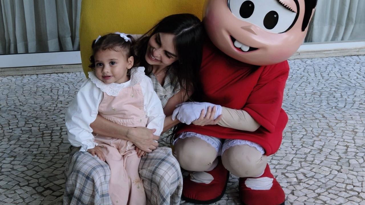Primeira viagem internacional: Filha de Neymar enfrenta voo de 27 horas com a mãe e chama atenção na web