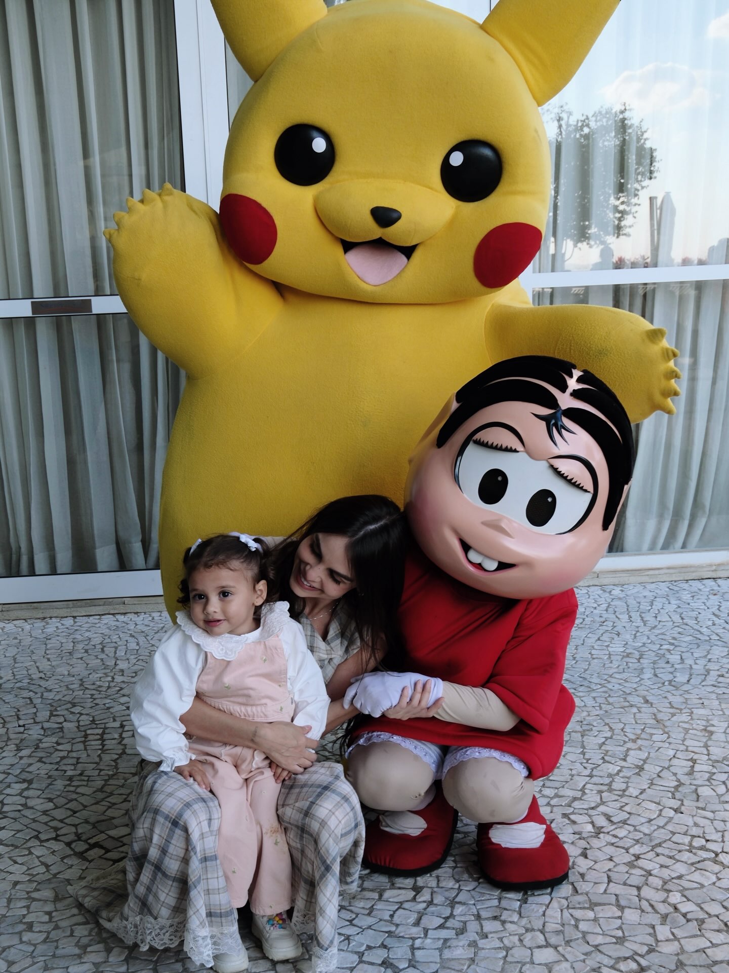 Amanda Kimberlly se fantasia de Pikachu para filha Amanda Kimberlly se fantasia de Pikachu para filha