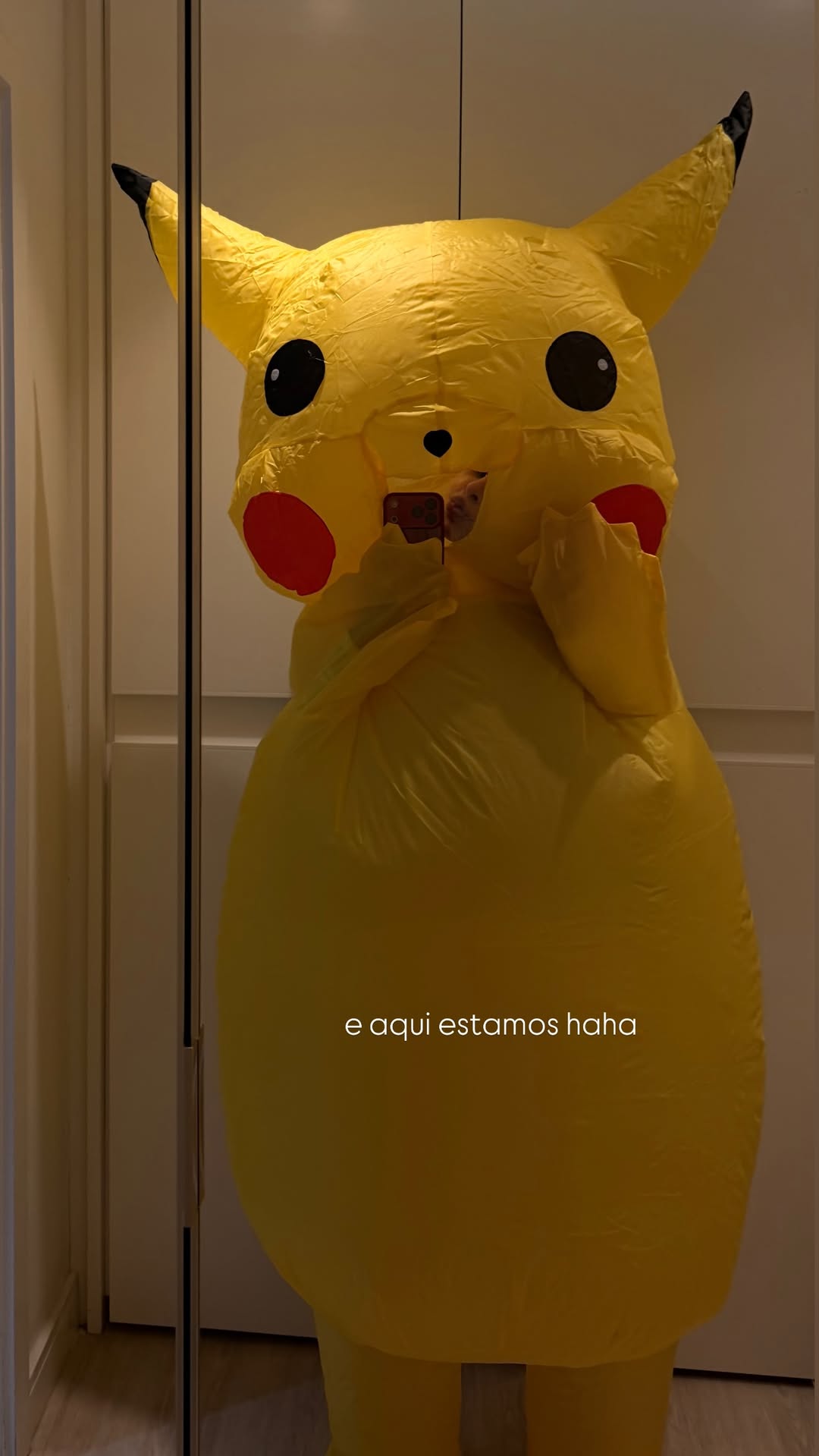 Amanda Kimberlly se fantasia de Pikachu para filha Amanda Kimberlly se fantasia de Pikachu para filha