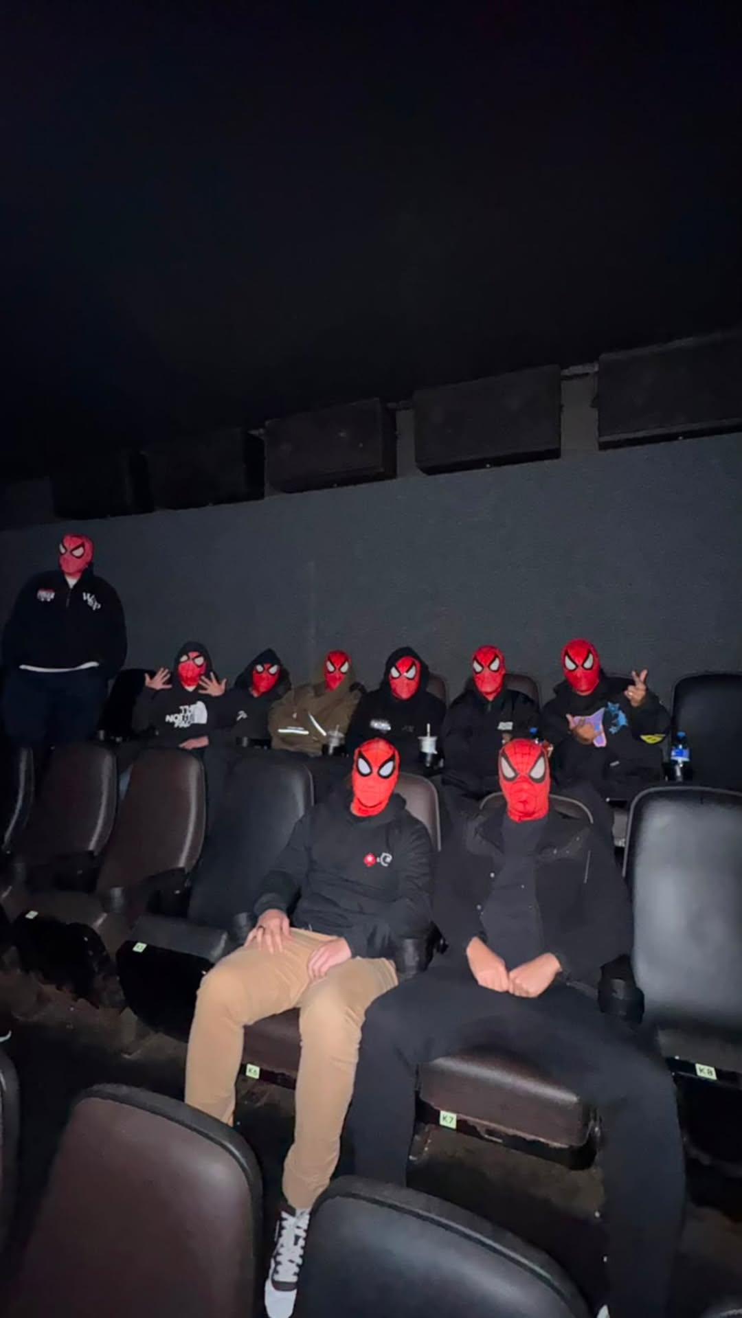 Neymar reúne amigos e entra no clima do Homem-Aranha