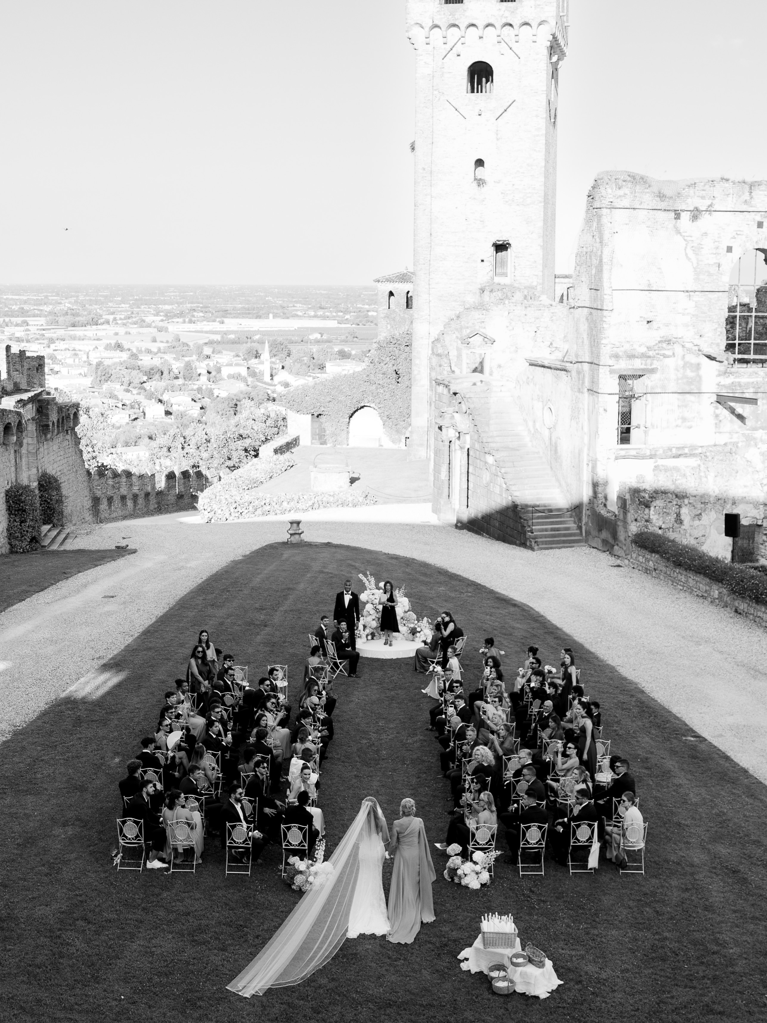 Lucarelli oficializa casamento com Sofia Tumminia em castelo na Itália e chama atenção pelo luxo