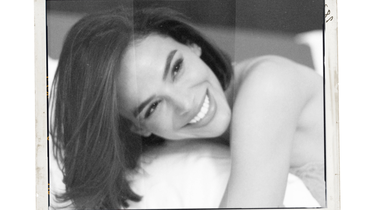 De camisola nude, Bruna Marquezine esbanja beleza em foto poderosa na cama